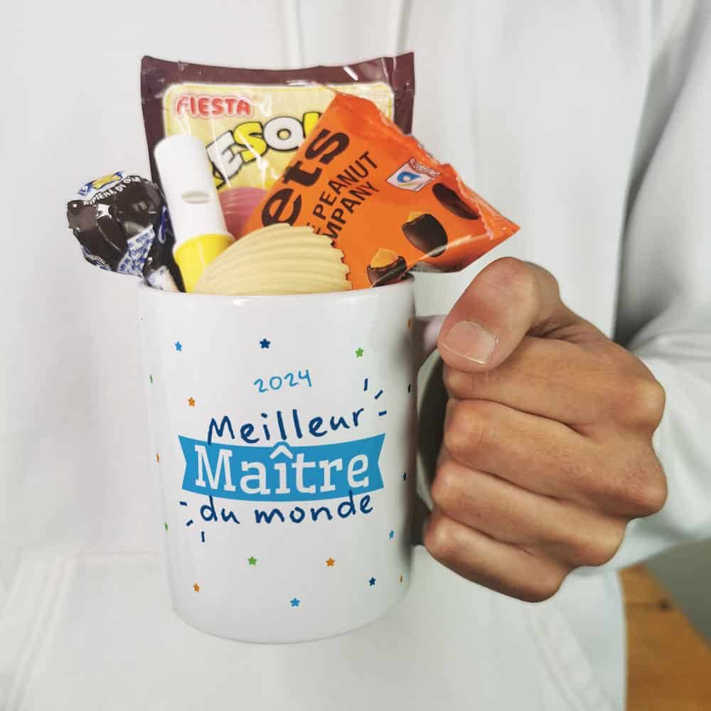 cadeau-Fin-annee-scolaire-meilleur-maitre-du-monde-Meilleur-du-monde-mug-70-mains.jpg