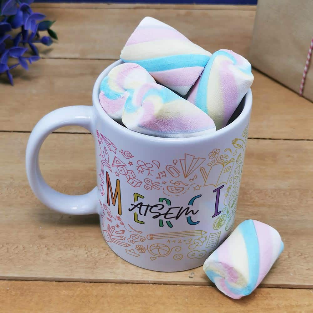 cadeau-Fin-annee-scolaire-merci-atsem-arc-en-ciel-mug-torsades-guimauve-haut.jpg
