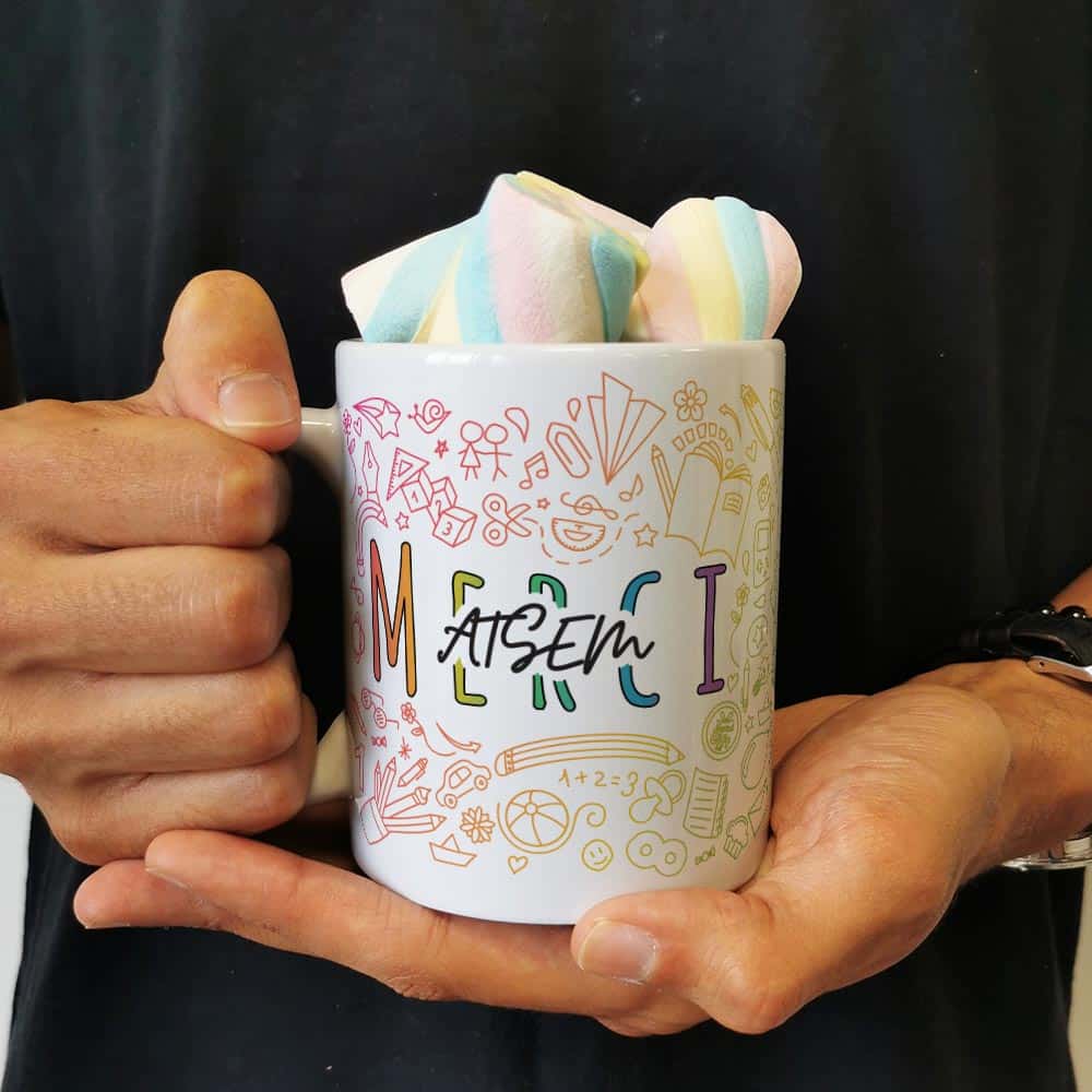 cadeau-Fin-annee-scolaire-merci-atsem-arc-en-ciel-mug-torsades-guimauve-mains.jpg