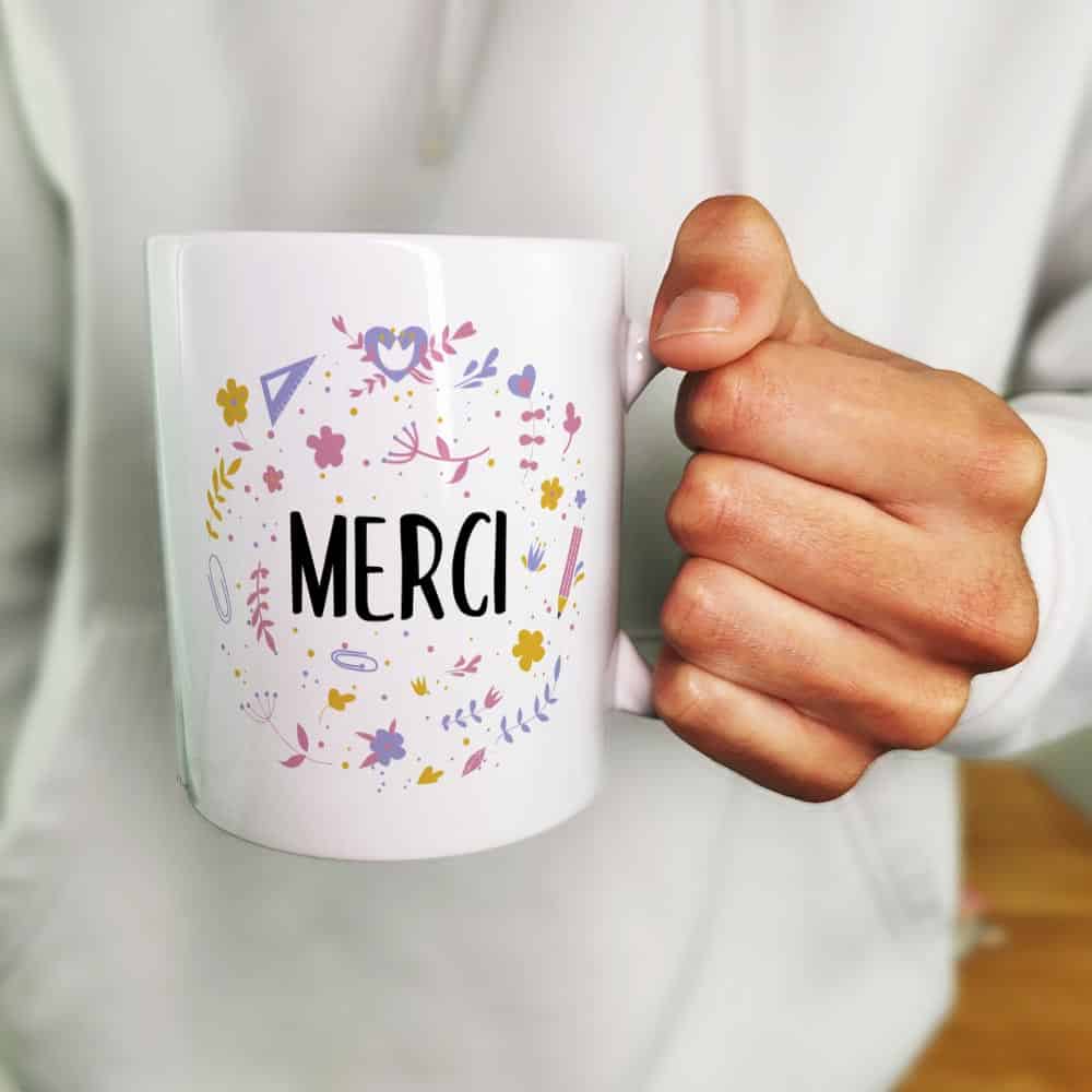 cadeau-Fin-annee-scolaire-merci-florale-mug-mains.jpg